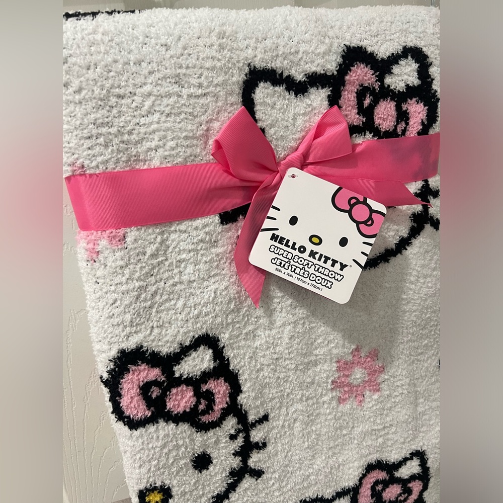 NEW! Hello Kitty super soft throw - Picture 2 of 6